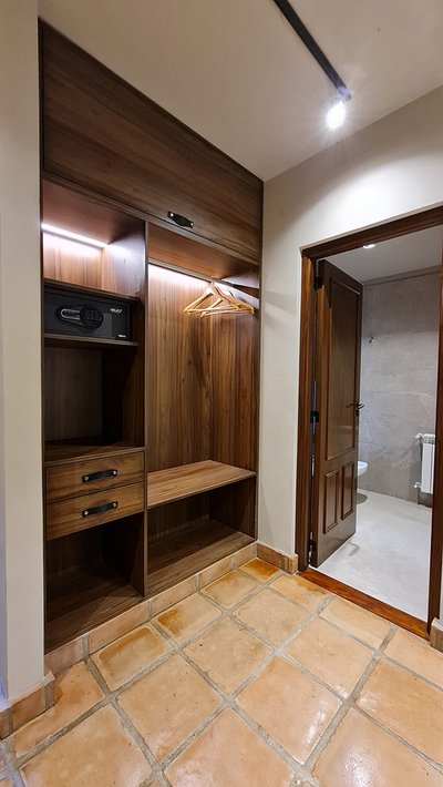 Suite Room – Vineyards and Hills View